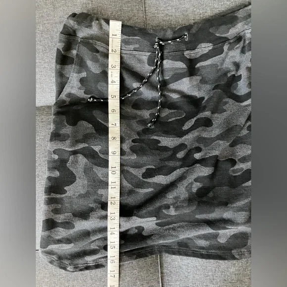 SUNDRY EVEREVE Grey Camo Mini Skirt Size 2 - Picture 7 of 11